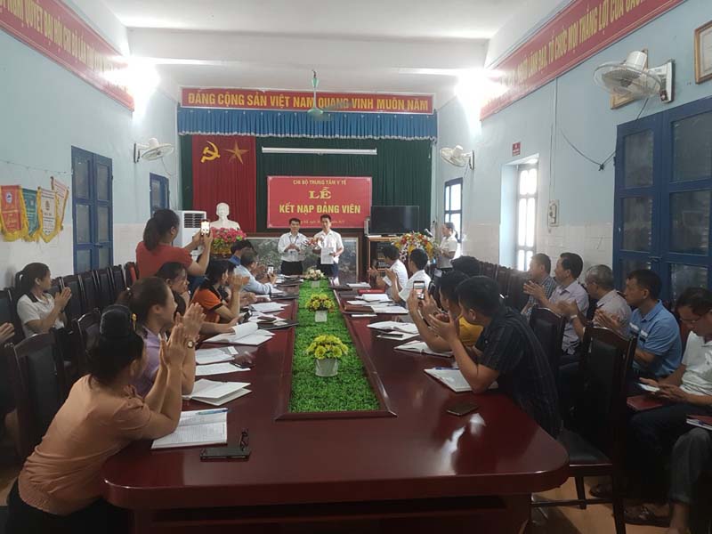 Lễ kết nạp đảng viên tại Chi bộ Trung tâm Y tế huyện Sông Mã